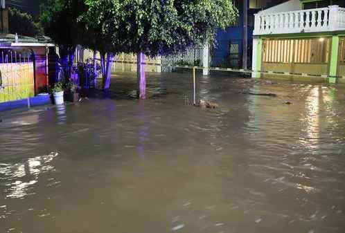 Video: Fuga de agua potable en Ecatepec, inunda varias casas y afecta varios municipios